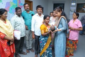 చట్టబద్ధమైన దత్తత శ్రేయస్కరం - హనుమకొండ జిల్లా కలెక్టర్ చాహత్ బాజ్ పాయ్ తొలిసమయం హన్మకొండ /మాతృత్వం ఒక వరమని అందుకు పిల్లలు లేని దంపతులకు చట్టబద్ధమైన దత్తత ఉత్తమ మార్గం అని హనుమకొండ జిల్లా కలెక్టర్ చాహత్ బాజ్ పాయి అన్నారు. శుక్రవారం మహిళాభివృద్ధి శిశు సంక్షేమ శాఖ అనుబంధ ప్రత్యేక దత్తత విభాగం కేంద్ర దత్తత వనరుల ప్రాధికార సంస్థ నియమ నిబంధనలకు ఎంపికైన నాలుగు నెలల శిశువు, పదహారు సంవత్సరాల బాలుడి దత్తతను హనుమకొండ జిల్లా ఎల్కతుర్తి మండలానికి చెందిన దంపతులు, రాజన్న సిరిసిల్ల జిల్లాకి చెందిన దంపతులకు దత్తత కార్యక్రమం జరిగింది. ఈ సందర్భంగా జిల్లా కలెక్టర్ మాట్లాడుతూ కేంద్ర దత్తత వనరుల ప్రాధికార సంస్థ నియమ నిబంధనలకు అనుగుణంగా దత్తత తీసుకోవాలని అన్నారు. అక్రమ దత్తత తీసుకోవడం చట్ట విరుద్ధమని, అలాంటి చర్యలకు పాల్పడొద్దని పేర్కొన్నారు. పిల్లలను దత్తత తీసుకున్న దంపతులు సంతోషం వ్యక్తం చేశారు. ఈ కార్యక్రమంలో జిల్లా సంక్షేమ అధికారి ఎం. విశ్వజ, బాల రక్ష భవన్ కో ఆర్డినేటర్ అవంతి, సోషల్ వర్కర్ సంగి చైతన్య, ఎక్స్టె న్షన్ ఆఫీసర్ ఆశ, మౌనిక తదితరులు పాల్గొన్నారు.